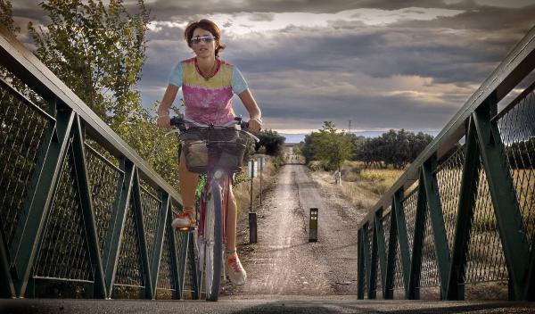 Cycliste sur la voie verte de Tarazonica